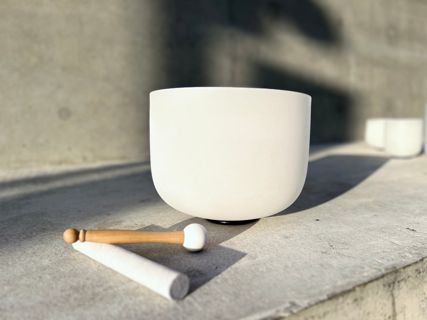 Frosted White Crystal Singing Bowl 13" Note D